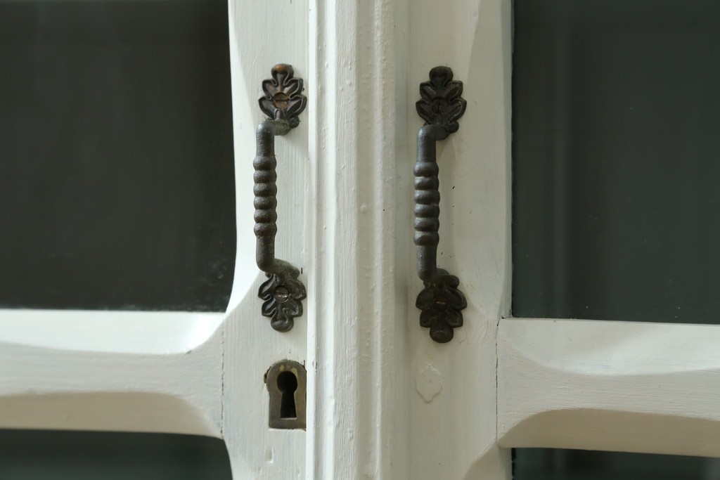 フランスアンティーク　クラシカルな挽き物加工とガラス扉が可愛らしいホワイトペイントのキャビネット　(R-085491)