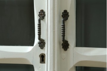 フランスアンティーク　クラシカルな挽き物加工とガラス扉が可愛らしいホワイトペイントのキャビネット　(R-085491)