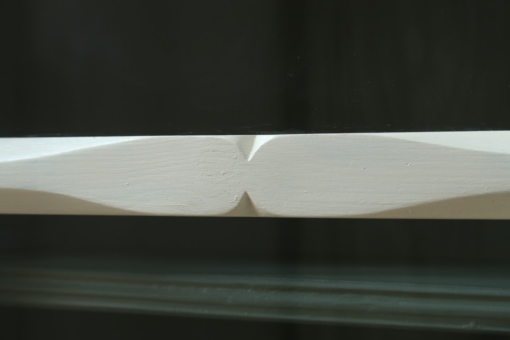 フランスアンティーク　クラシカルな挽き物加工とガラス扉が可愛らしいホワイトペイントのキャビネット　(R-085491)