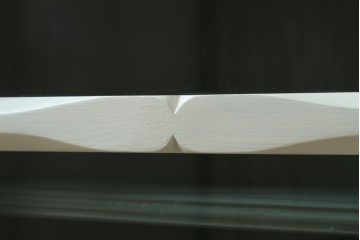 フランスアンティーク　クラシカルな挽き物加工とガラス扉が可愛らしいホワイトペイントのキャビネット　(R-085491)