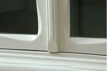 フランスアンティーク　クラシカルな挽き物加工とガラス扉が可愛らしいホワイトペイントのキャビネット　(R-085491)