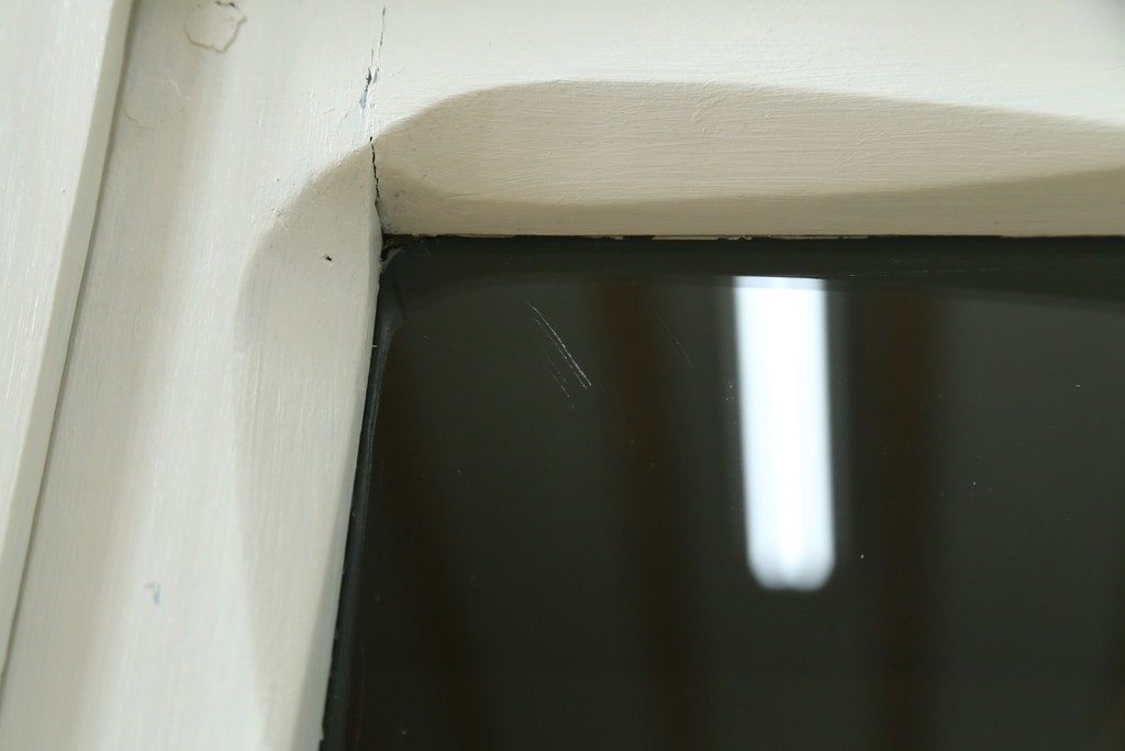 フランスアンティーク　クラシカルな挽き物加工とガラス扉が可愛らしいホワイトペイントのキャビネット　(R-085491)