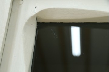 フランスアンティーク　クラシカルな挽き物加工とガラス扉が可愛らしいホワイトペイントのキャビネット　(R-085491)