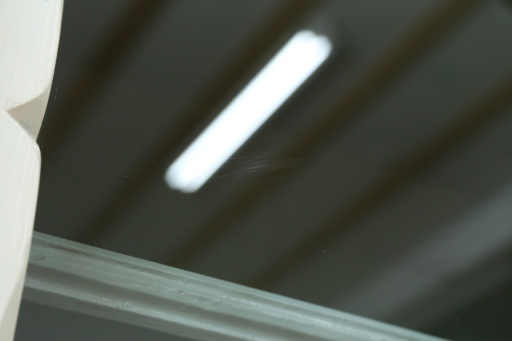 フランスアンティーク　クラシカルな挽き物加工とガラス扉が可愛らしいホワイトペイントのキャビネット　(R-085491)