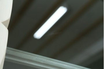 フランスアンティーク　クラシカルな挽き物加工とガラス扉が可愛らしいホワイトペイントのキャビネット　(R-085491)