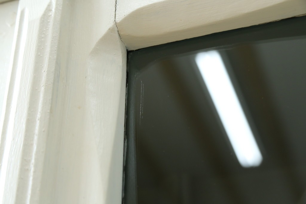 フランスアンティーク　クラシカルな挽き物加工とガラス扉が可愛らしいホワイトペイントのキャビネット　(R-085491)