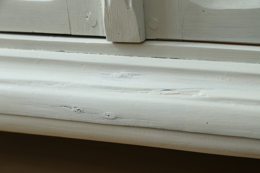 フランスアンティーク　クラシカルな挽き物加工とガラス扉が可愛らしいホワイトペイントのキャビネット　(R-085491)