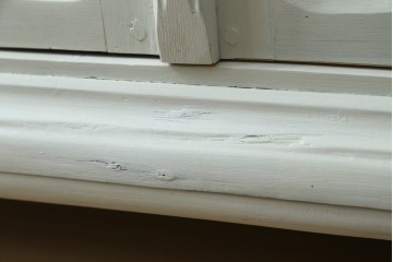 フランスアンティーク　クラシカルな挽き物加工とガラス扉が可愛らしいホワイトペイントのキャビネット　(R-085491)