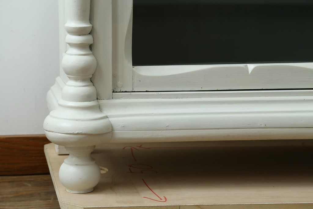 フランスアンティーク　クラシカルな挽き物加工とガラス扉が可愛らしいホワイトペイントのキャビネット　(R-085491)