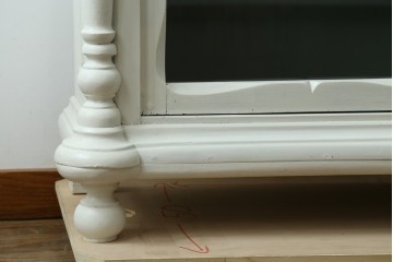 フランスアンティーク　クラシカルな挽き物加工とガラス扉が可愛らしいホワイトペイントのキャビネット　(R-085491)