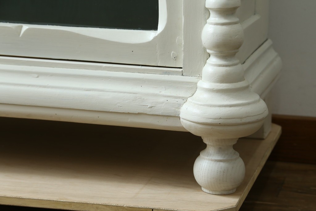 フランスアンティーク　クラシカルな挽き物加工とガラス扉が可愛らしいホワイトペイントのキャビネット　(R-085491)