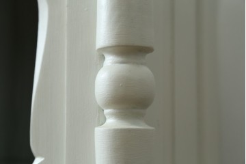 フランスアンティーク　クラシカルな挽き物加工とガラス扉が可愛らしいホワイトペイントのキャビネット　(R-085491)