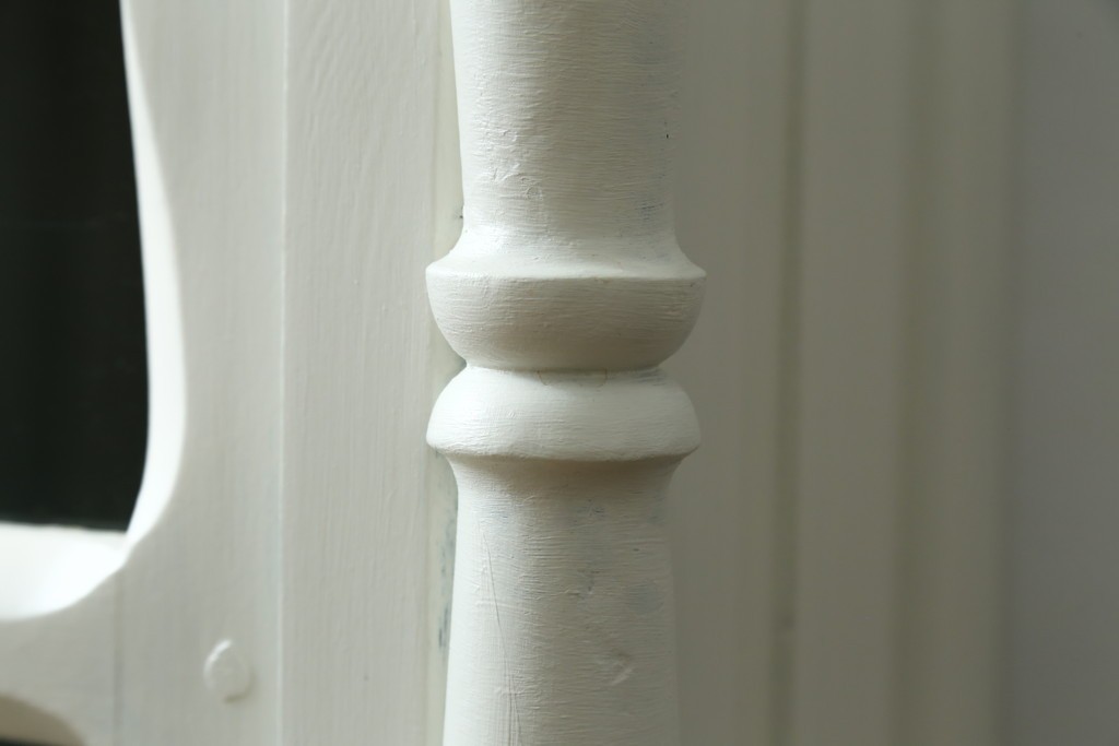 フランスアンティーク　クラシカルな挽き物加工とガラス扉が可愛らしいホワイトペイントのキャビネット　(R-085491)