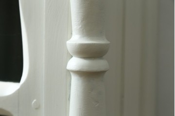 フランスアンティーク　クラシカルな挽き物加工とガラス扉が可愛らしいホワイトペイントのキャビネット　(R-085491)