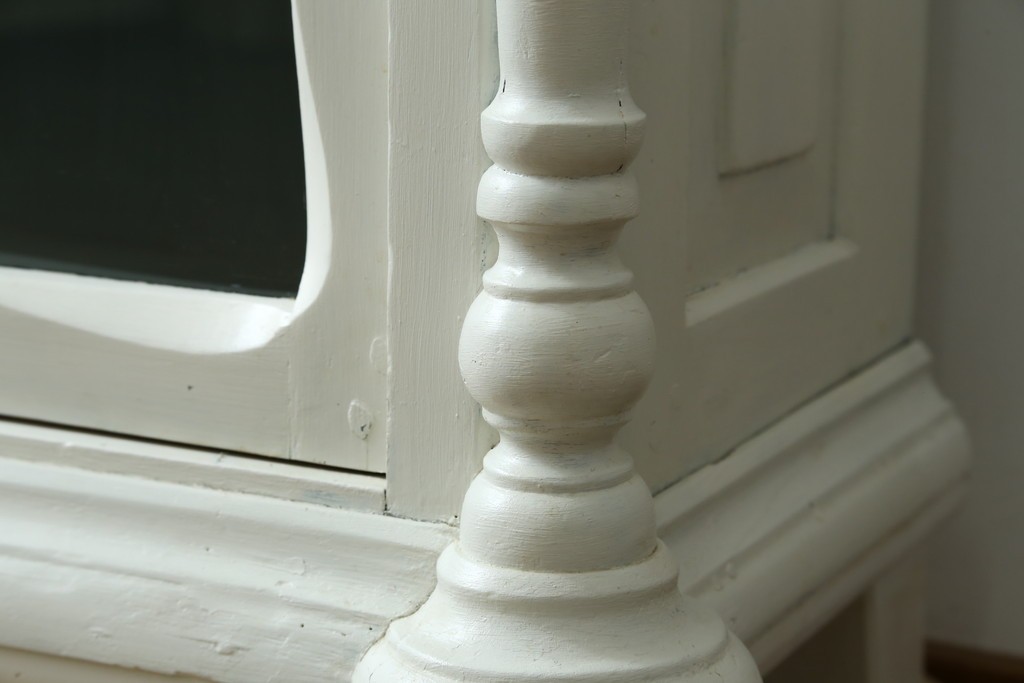 フランスアンティーク　クラシカルな挽き物加工とガラス扉が可愛らしいホワイトペイントのキャビネット　(R-085491)