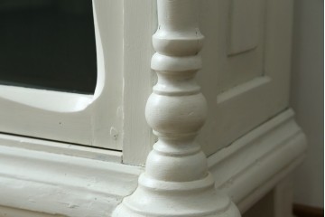 フランスアンティーク　クラシカルな挽き物加工とガラス扉が可愛らしいホワイトペイントのキャビネット　(R-085491)