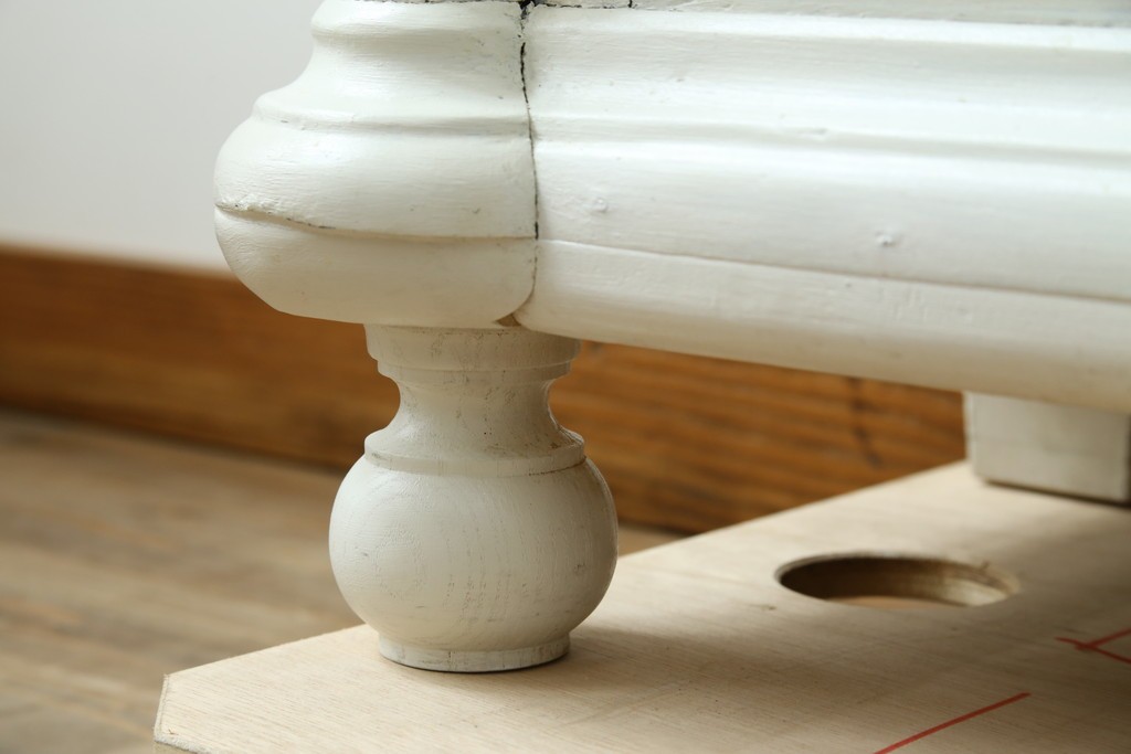 フランスアンティーク　クラシカルな挽き物加工とガラス扉が可愛らしいホワイトペイントのキャビネット　(R-085491)