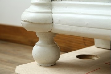 フランスアンティーク　クラシカルな挽き物加工とガラス扉が可愛らしいホワイトペイントのキャビネット　(R-085491)