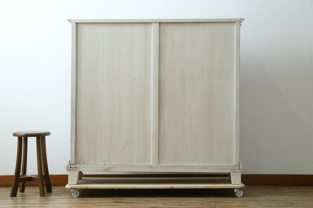 フランスアンティーク　クラシカルな挽き物加工とガラス扉が可愛らしいホワイトペイントのキャビネット　(R-085491)