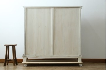 フランスアンティーク　クラシカルな挽き物加工とガラス扉が可愛らしいホワイトペイントのキャビネット　(R-085491)