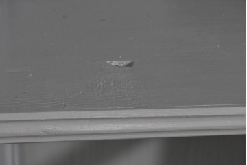 フランスアンティーク　クラシカルな挽き物加工とガラス扉が可愛らしいホワイトペイントのサイドキャビネット　(R-085491)