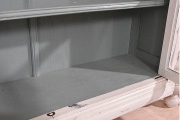 フランスアンティーク　クラシカルな挽き物加工とガラス扉が可愛らしいホワイトペイントのサイドキャビネット　(R-085491)