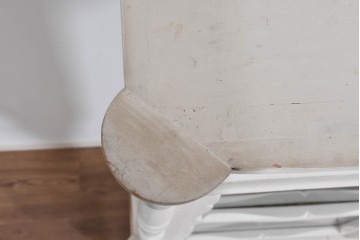 フランスアンティーク　クラシカルな挽き物加工とガラス扉が可愛らしいホワイトペイントのサイドキャビネット　(R-085491)