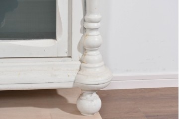 フランスアンティーク　クラシカルな挽き物加工とガラス扉が可愛らしいホワイトペイントのサイドキャビネット　(R-085491)