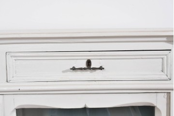 フランスアンティーク　クラシカルな挽き物加工とガラス扉が可愛らしいホワイトペイントのサイドキャビネット　(R-085491)