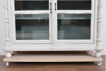 フランスアンティーク　クラシカルな挽き物加工とガラス扉が可愛らしいホワイトペイントのサイドキャビネット　(R-085491)