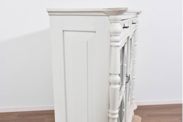 フランスアンティーク　クラシカルな挽き物加工とガラス扉が可愛らしいホワイトペイントのサイドキャビネット　(R-085491)