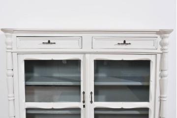 フランスアンティーク　クラシカルな挽き物加工とガラス扉が可愛らしいホワイトペイントのサイドキャビネット　(R-085491)