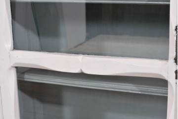 フランスアンティーク　クラシカルな挽き物加工とガラス扉が可愛らしいホワイトペイントのサイドキャビネット　(R-085491)