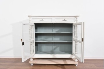 フランスアンティーク　クラシカルな挽き物加工とガラス扉が可愛らしいホワイトペイントのサイドキャビネット　(R-085491)