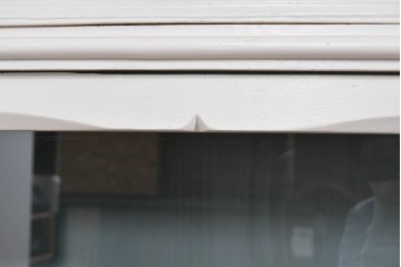 フランスアンティーク　クラシカルな挽き物加工とガラス扉が可愛らしいホワイトペイントのサイドキャビネット　(R-085491)