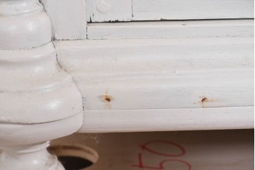 フランスアンティーク　クラシカルな挽き物加工とガラス扉が可愛らしいホワイトペイントのサイドキャビネット　(R-085491)