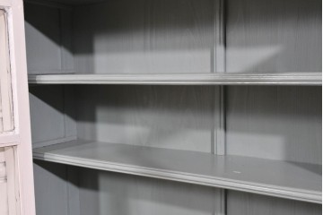 フランスアンティーク　クラシカルな挽き物加工とガラス扉が可愛らしいホワイトペイントのサイドキャビネット　(R-085491)