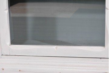 フランスアンティーク　クラシカルな挽き物加工とガラス扉が可愛らしいホワイトペイントのサイドキャビネット　(R-085491)