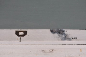 フランスアンティーク　クラシカルな挽き物加工とガラス扉が可愛らしいホワイトペイントのサイドキャビネット　(R-085491)