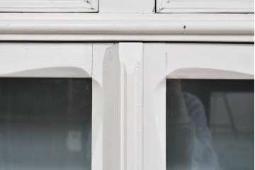 フランスアンティーク　クラシカルな挽き物加工とガラス扉が可愛らしいホワイトペイントのサイドキャビネット　(R-085491)