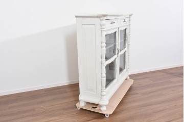 フランスアンティーク　クラシカルな挽き物加工とガラス扉が可愛らしいホワイトペイントのサイドキャビネット　(R-085491)