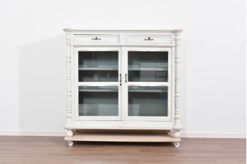 フランスアンティーク　クラシカルな挽き物加工とガラス扉が可愛らしいホワイトペイントのサイドキャビネット　(R-085491)