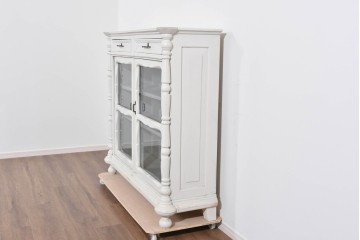 フランスアンティーク　クラシカルな挽き物加工とガラス扉が可愛らしいホワイトペイントのサイドキャビネット　(R-085491)