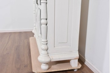 フランスアンティーク　クラシカルな挽き物加工とガラス扉が可愛らしいホワイトペイントのサイドキャビネット　(R-085491)