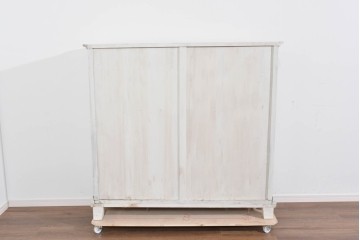 フランスアンティーク　クラシカルな挽き物加工とガラス扉が可愛らしいホワイトペイントのサイドキャビネット　(R-085491)