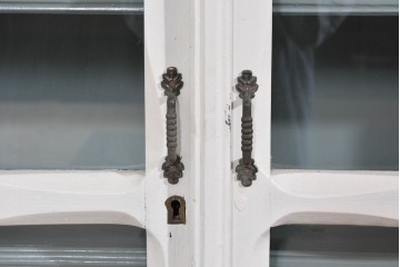 フランスアンティーク　クラシカルな挽き物加工とガラス扉が可愛らしいホワイトペイントのサイドキャビネット　(R-085491)