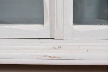 フランスアンティーク　クラシカルな挽き物加工とガラス扉が可愛らしいホワイトペイントのサイドキャビネット　(R-085491)