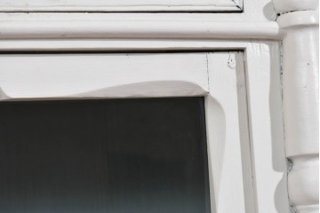 フランスアンティーク　クラシカルな挽き物加工とガラス扉が可愛らしいホワイトペイントのサイドキャビネット　(R-085491)