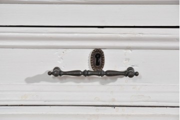 フランスアンティーク　クラシカルな挽き物加工とガラス扉が可愛らしいホワイトペイントのサイドキャビネット　(R-085491)