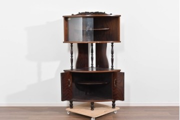 和製ヴィンテージ　ローズウッド材　力強い木目が映える曲げガラスを用いたコーナーキャビネット　(R-085493)